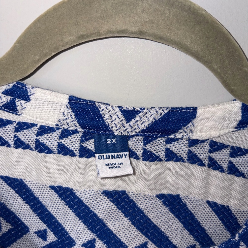 Women’s Old Navy V-Neck Aztec Print Blouse 2x - Picture 3 of 7